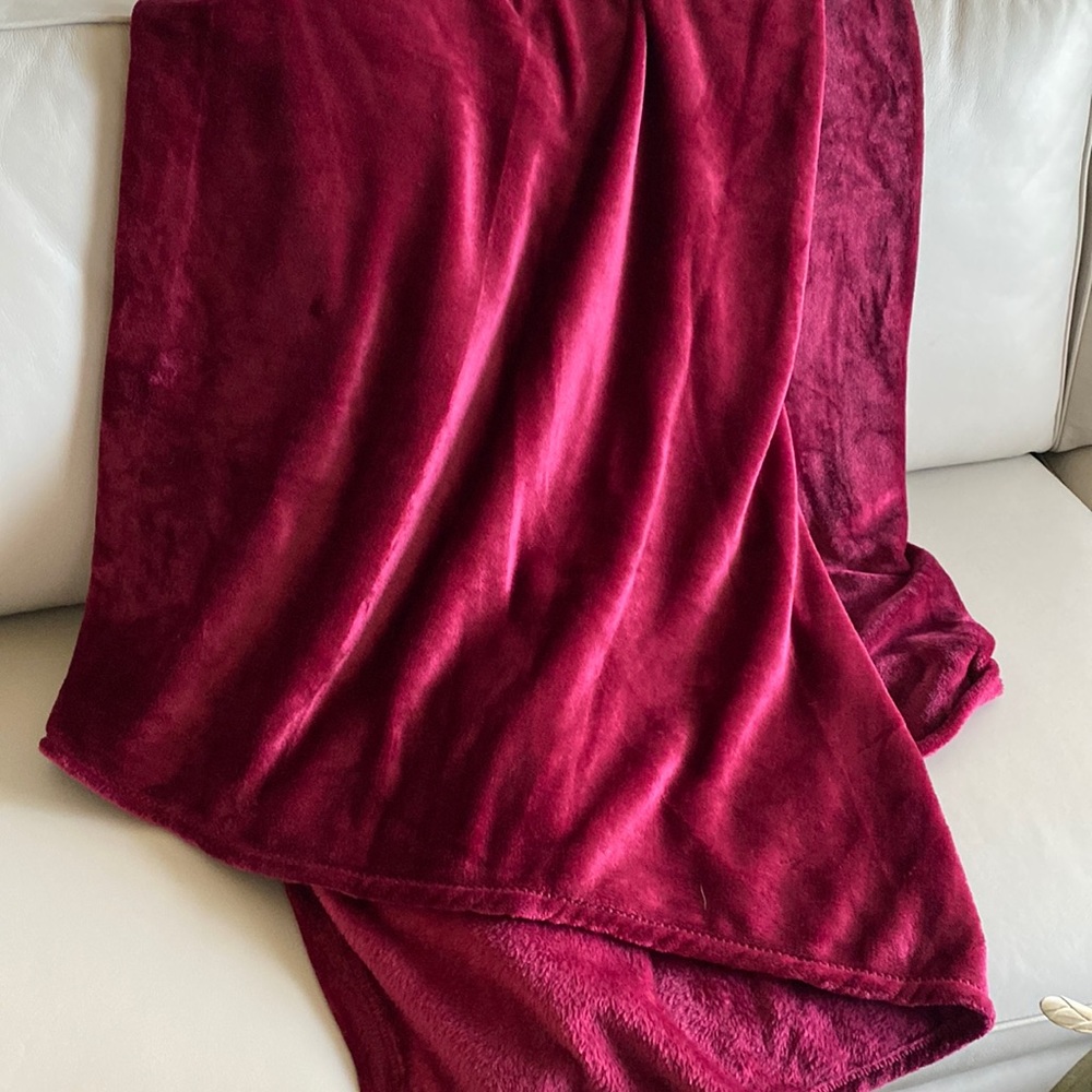Beautiful queen size blanket maroon so soft